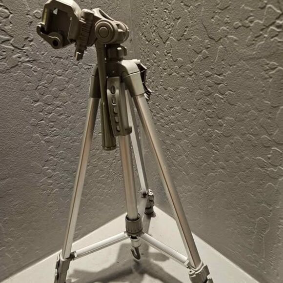 Targus TGT-58TR Digital Camera Tripod Lightweight Aluminium - Picture 1 of 3